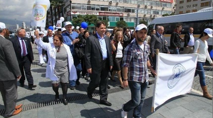 Sağlık&ccedil;ılar Kansere Karşı Y&uuml;r&uuml;d&uuml;ler