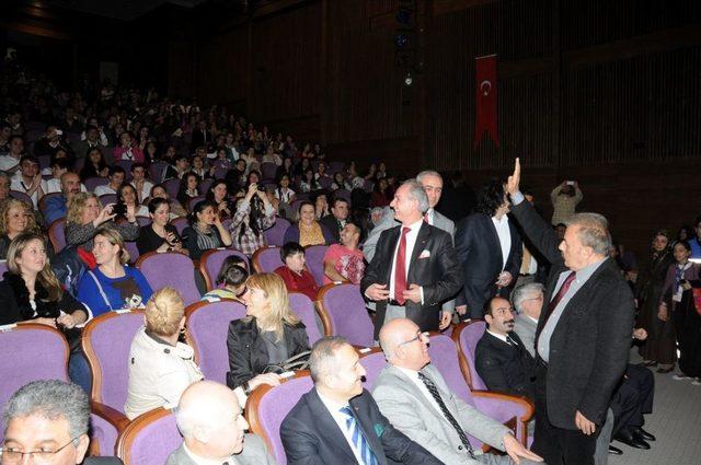 İstiklal Marşı’nı Ezbere Okuyan Minik Ayakta Alkışlandı