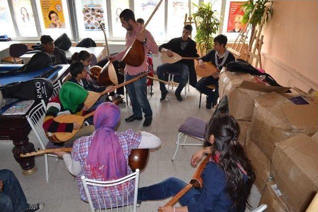 Van’da Bağlama Kursuna Yoğun İlgi