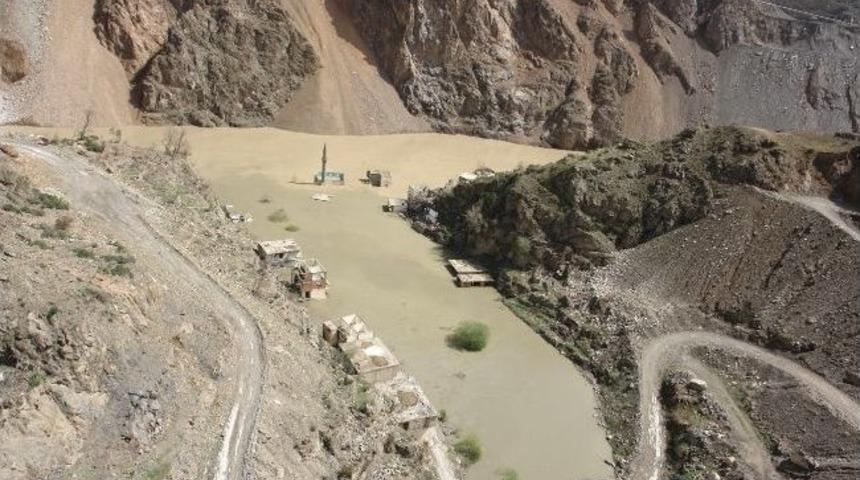 Deriner Barajı Yerleşim Alanlarını Sular Altında Bırakmaya Devam Ediyor
