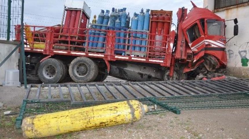 T&uuml;p Y&uuml;kl&uuml; Kamyon Pancar Satış Mağazasına Girdi: 1 Yaralı