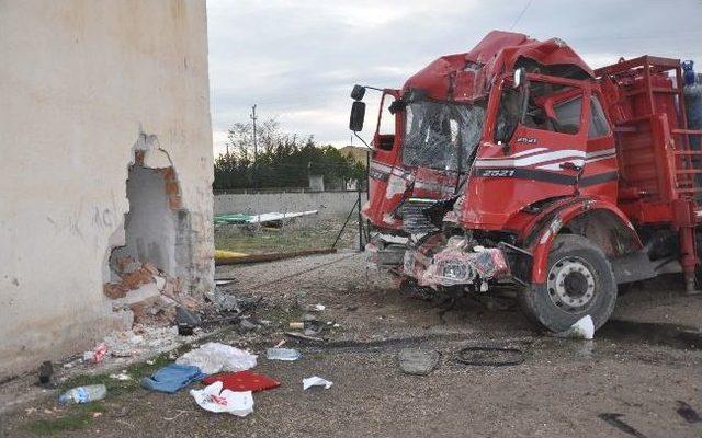 Tüp Yüklü Kamyon Pancar Satış Mağazasına Girdi: 1 Yaralı