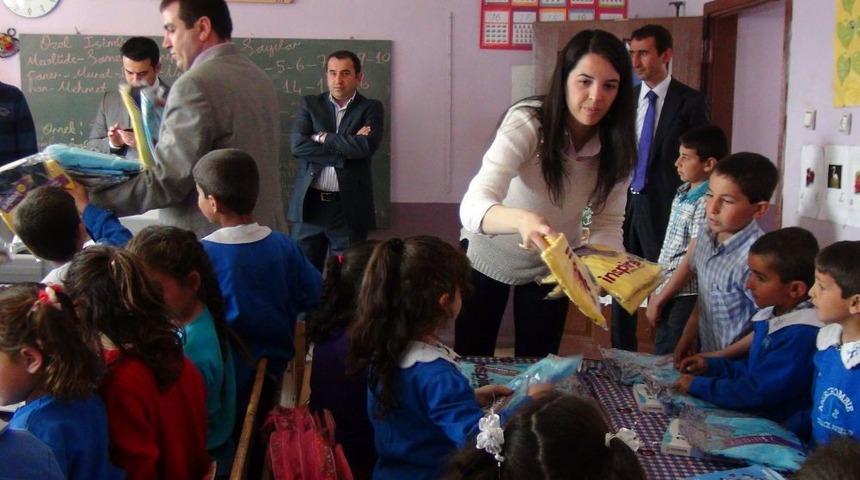 Bitlis'in Dağ Köyünde Görev Yapan Bayan Öğretmenlere Kaynak Holding Destek Çıktı