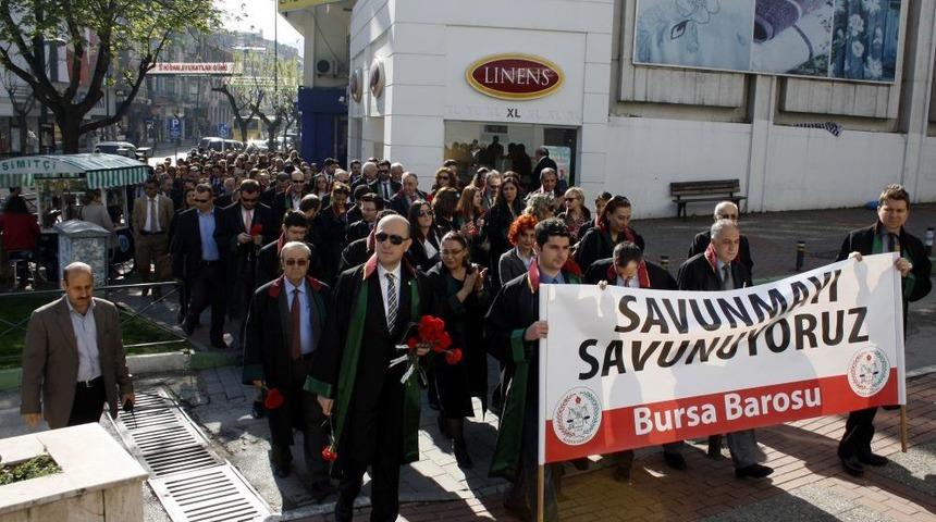 Avukatlar C&uuml;bbeleriyle Y&uuml;r&uuml;d&uuml;