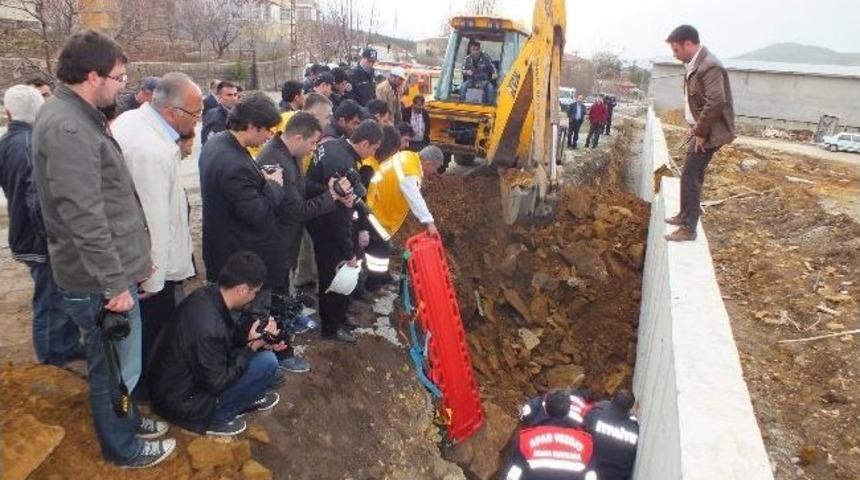 Toprak Altında Kalan İnşaat İş&ccedil;isi Yaralı Olarak Kurtarıldı