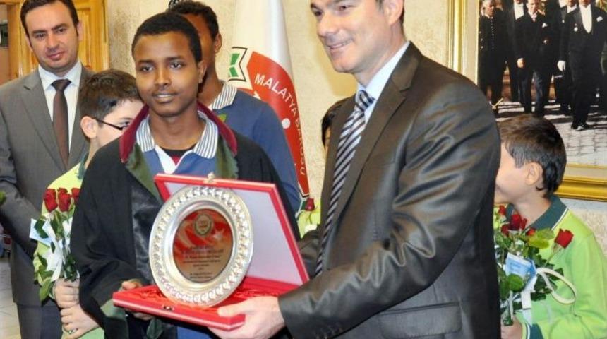 Somalili &Ouml;ğrencilerden Avukatlara Pasta Ikramı