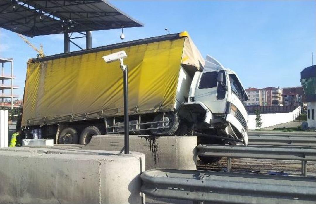 Gişelerde akıl almaz kaza