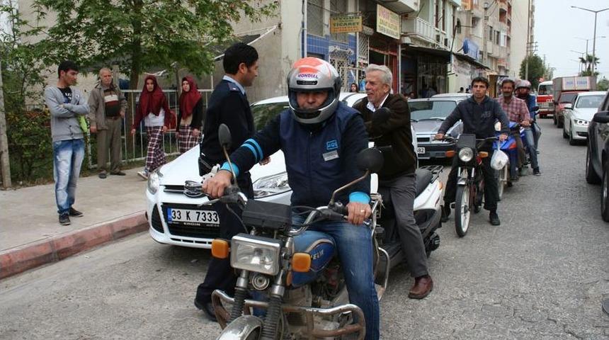 Silifke'de Motosiklet S&uuml;r&uuml;c&uuml;lerine &Uuml;cretsiz Kask Dağıtıldı