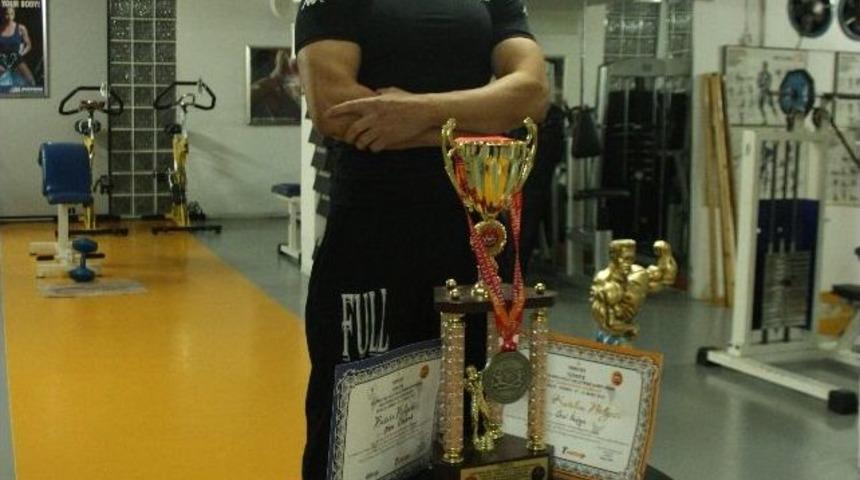 60 Yaşındaki &Ouml;zkaya V&uuml;cut Geliştirmede T&uuml;rkiye İkincisi Oldu