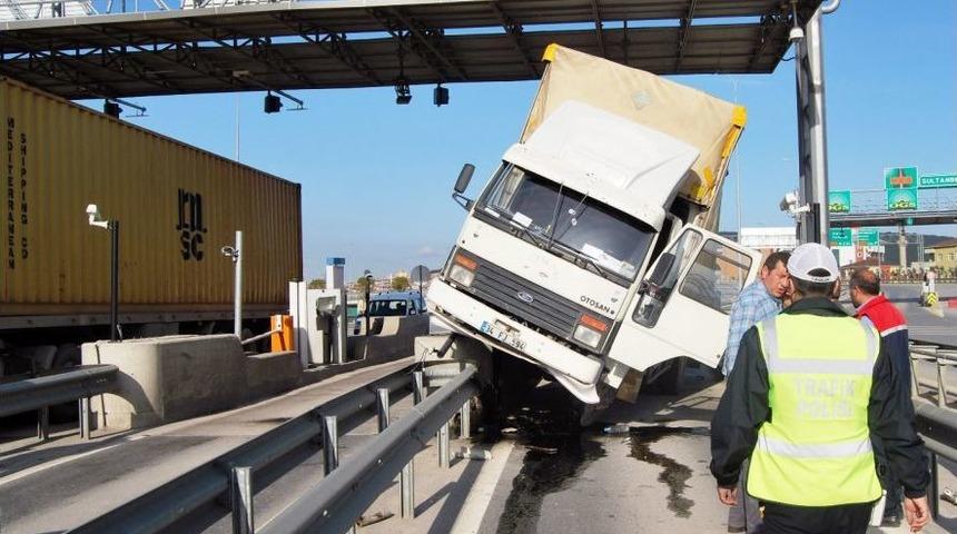 Lastiği Patlayan Kamyon, Gişeleri Harabeye &Ccedil;evirdi