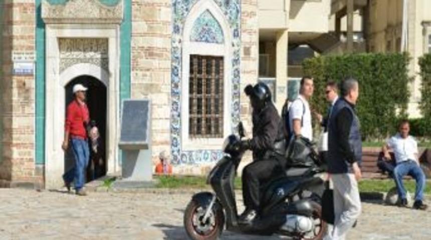 Yaya Yolunda Gezen Motosikletler Tehlike Sa&ccedil;ıyor