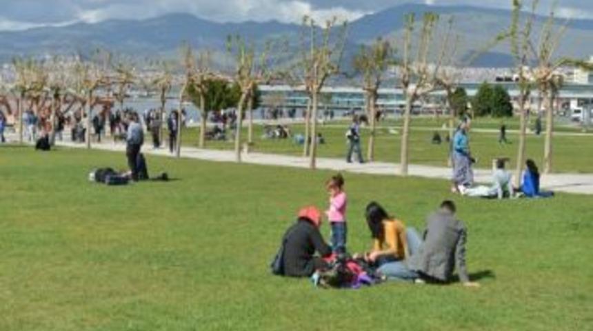 Sıcak Hava İzmirlileri Sahile D&ouml;kt&uuml;