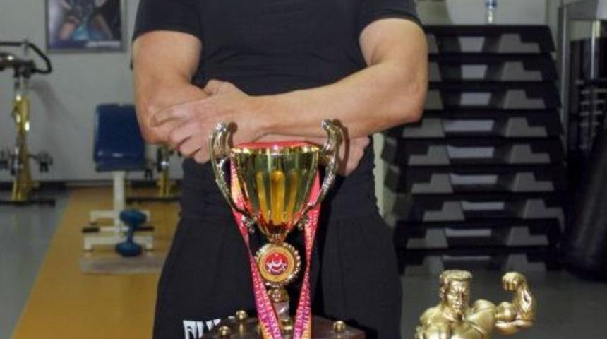 60 Yaşında V&uuml;cut Geliştirme Şampiyonasında 2. Oldu