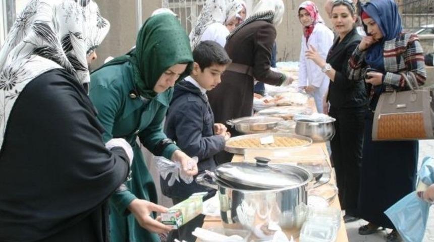 Öğrencilerden Kur’an Kursu Yararına Kermes