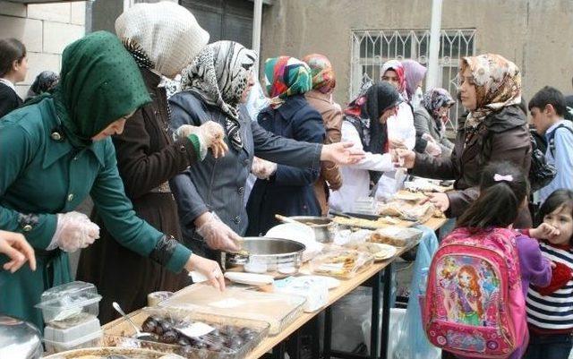 Öğrencilerden Kur’an Kursu Yararına Kermes