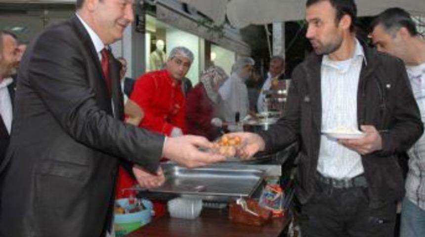 MHP, Merhum T&uuml;rkeş'i İzmir'de Dualarla Andı