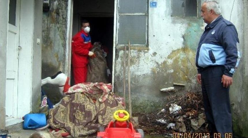 Zabıta Ekipleri &Ccedil;&ouml;p Evi Temizledi