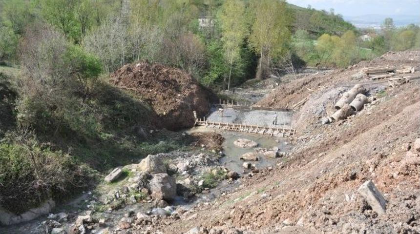 Fındıksuyu Deresi&rsquo;ne K&ouml;pr&uuml; Yapılıyor
