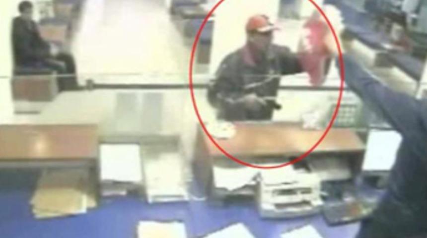 Bor&ccedil;lu olduğu bankayı soyup borcunu &ouml;dedi