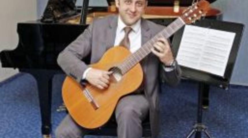 Gelir Uzmanı Memur, Vergi Bilincini Yaymak I&ccedil;in Şarkı Besteledi