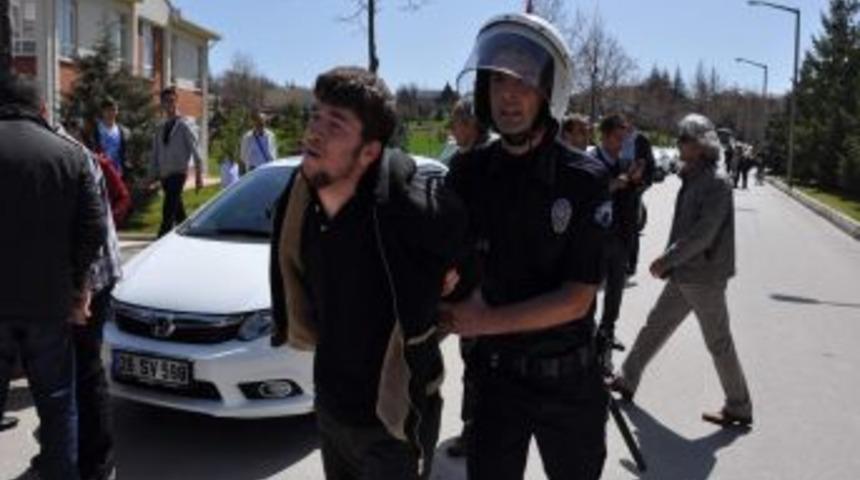 &Uuml;niversitede Provokasyon: 3 Polis Yaralı, &Ccedil;ok Sayıda G&ouml;zaltı