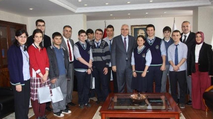 Rize Valisi Başarılı &Ouml;ğrencileri Altınla &Ouml;d&uuml;llendirdi