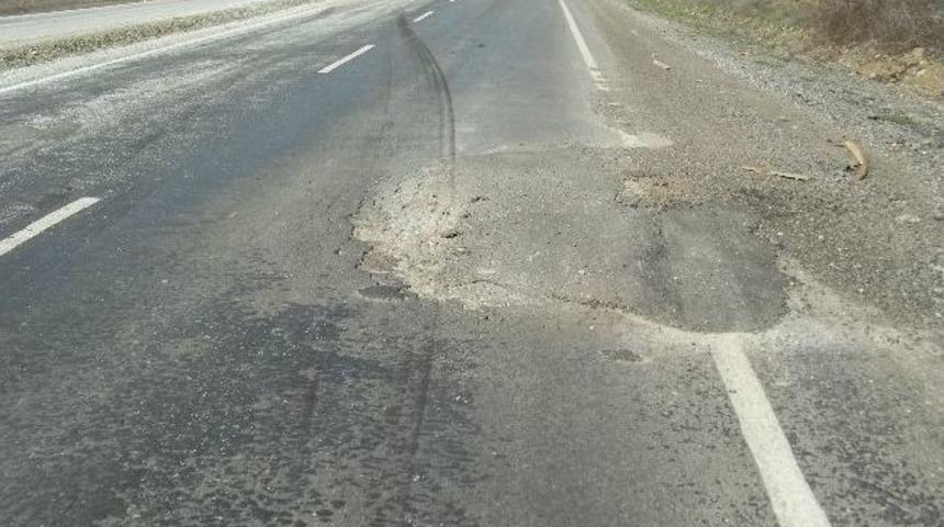 Harmancık'ta K&ouml;m&uuml;r Y&uuml;kl&uuml; Kamyon Devrildi