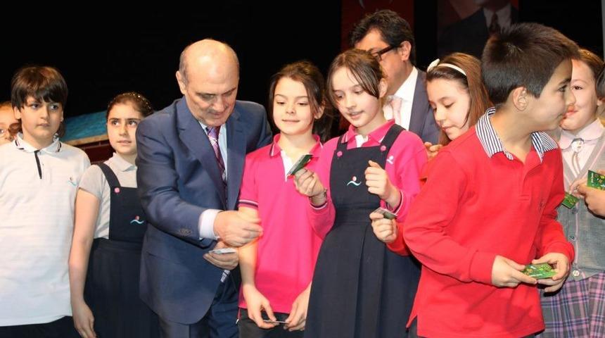 &Ccedil;evre M&uuml;fettişi &Ouml;ğrenciler Kartlarını Bakan Bayraktar'dan Aldı