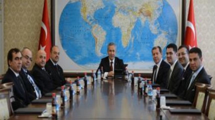 &Ccedil;&ouml;z&uuml;m S&uuml;recinde Başbakan Yardımcısı Arın&ccedil;&rsquo;a İzmir Daveti