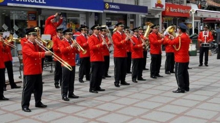 Belediye Bandosu&rsquo;ndan Issız Adam Şarkısı