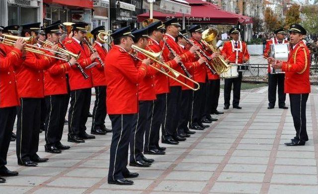 Belediye Bandosu’ndan Issız Adam Şarkısı