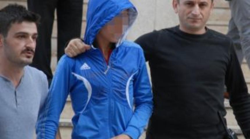 Okulda &Ouml;ğretmeni Bı&ccedil;aklayan &Ouml;ğrenciye 5 Yıl Hapis