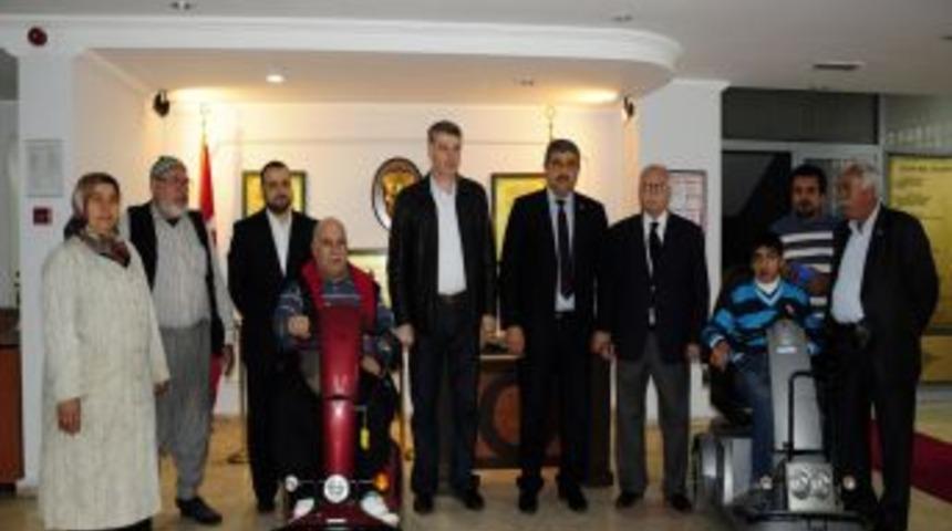 Hatay Birlik Vakfı, 2 Engelliye Ak&uuml;l&uuml; Ara&ccedil; Hediye Etti