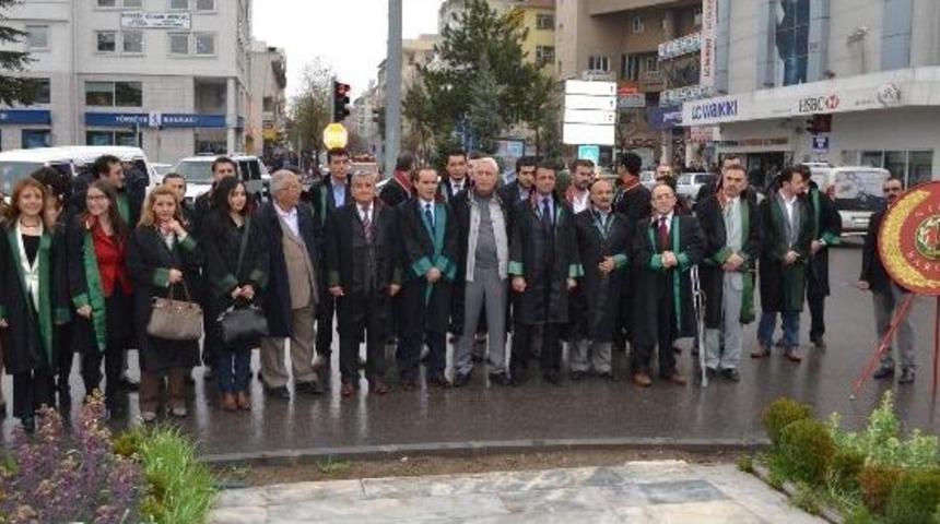 Niğde&rsquo;de Avukatlar Atat&uuml;rk Anıtına &Ccedil;elenk Bıraktı