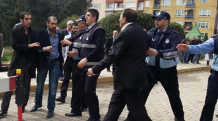 Tuvaletler i&ccedil;in birbirlerine girdiler!