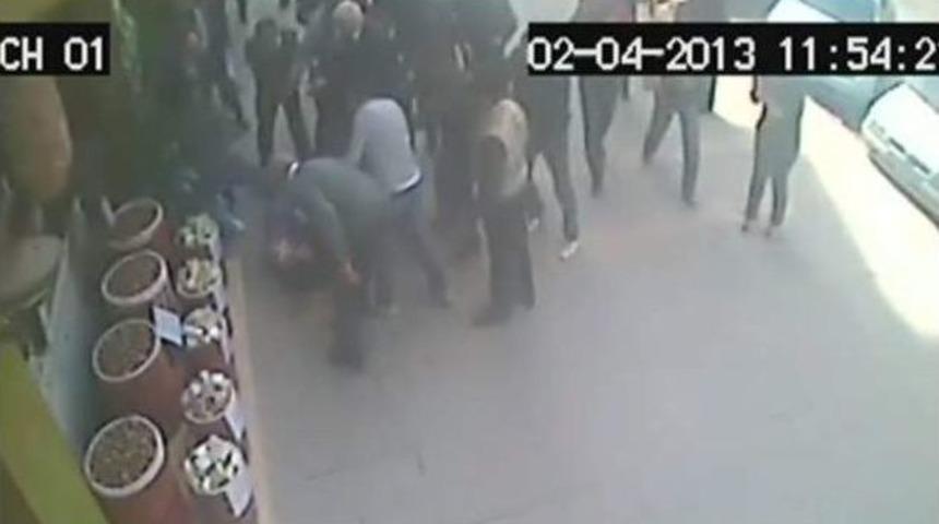 Hem bı&ccedil;akladı, hem de yaralıyı yerde tekmeledi