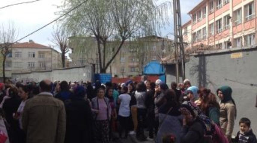 İlk&ouml;ğretim &Ouml;ğrencileri Bı&ccedil;ağa Sarıldı