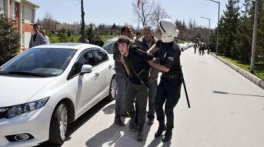 &Uuml;niversitede Silivri Provokasyonu: 3 Yaralı, 20 G&ouml;zaltı