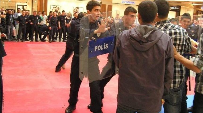 Polis Adaylarının G&ouml;sterisi Alkışlandı