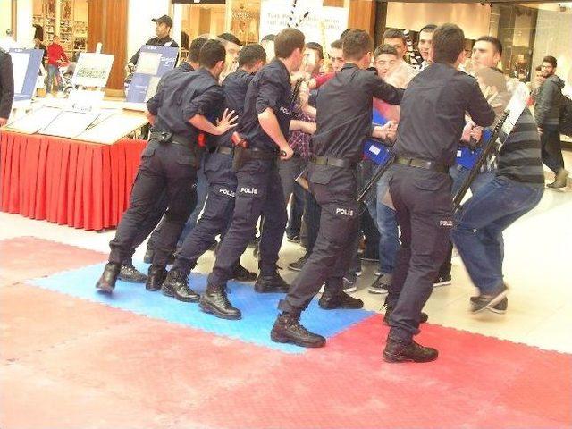 Polis Adaylarının G&ouml;sterisi Alkışlandı 1