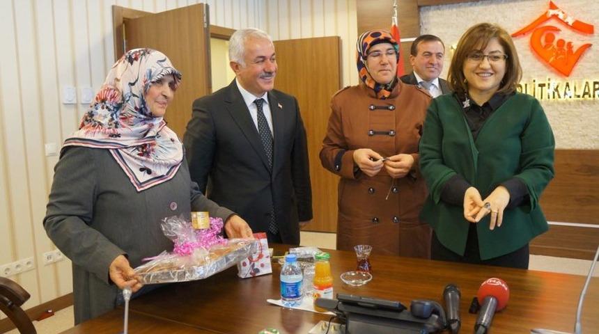 G&ouml;zleme Satarak &Ouml;ğrenci Okutan Kadınlara Bakan Şahin&rsquo;den Destek