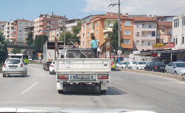 Kamyonet kasasında tehlikeli yolculuk