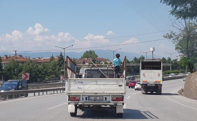 Kamyonet kasasında tehlikeli yolculuk