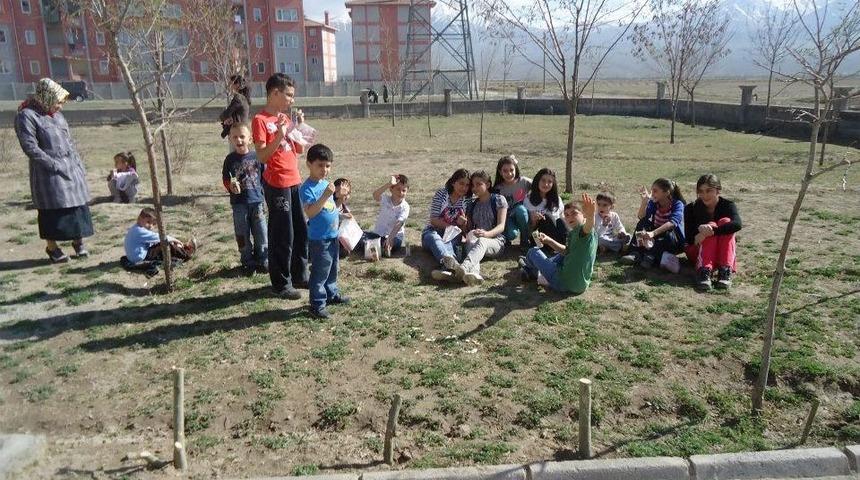 Iğdır Polisi &Ccedil;ocuklarla Fidan Dikti