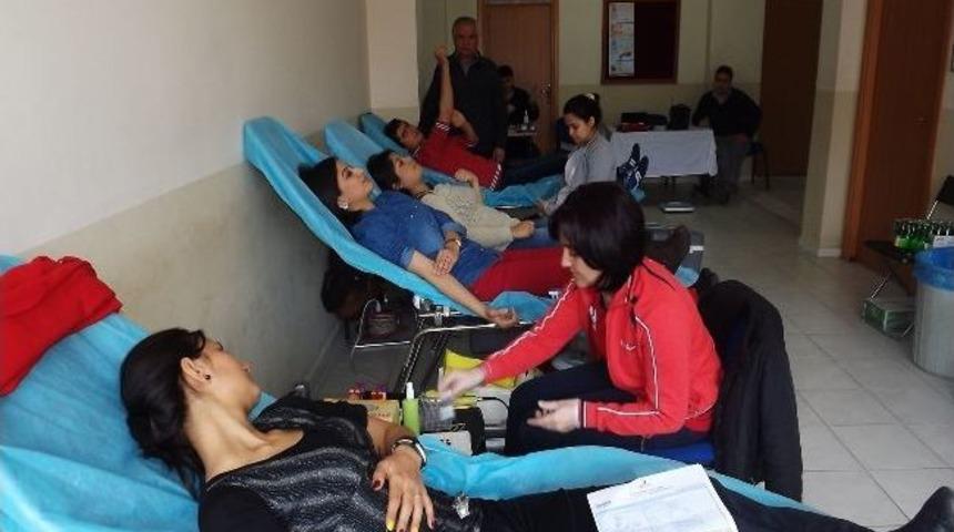Kula Meslek Y&uuml;ksek Okulu'ndan Kan Bağışı