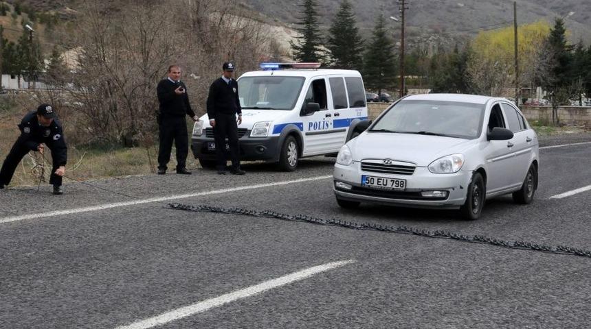 Nevşehir'de Kontrol Noktasından Ka&ccedil;an Otomobil Kapanla Durduruldu