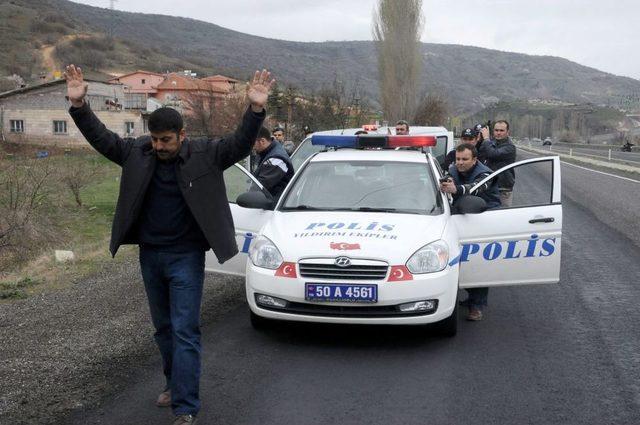 Nevşehir'de Kontrol Noktasından Kaçan Otomobil Kapanla Durduruldu