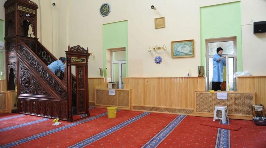 Boz&uuml;y&uuml;k'te Camilerden G&uuml;l Kokuları Yayılıyor