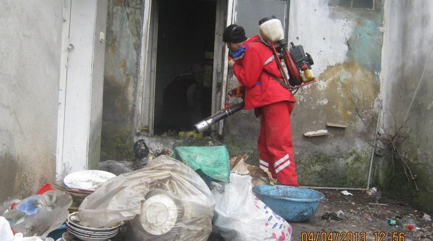 Şizofreni Hastasının &Ccedil;&ouml;p Evini Belediye Ekipleri Temizledi