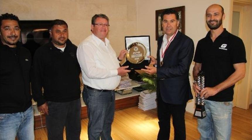 &ldquo;hacı&rdquo; Lakaplı Mustafa &Ouml;zkeskin Kupasını Başkana Getirdi